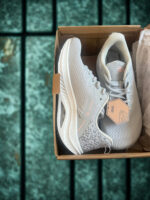 Women's Lightweight Mesh Walking Shoes with Air Cushion Sole - Image 3